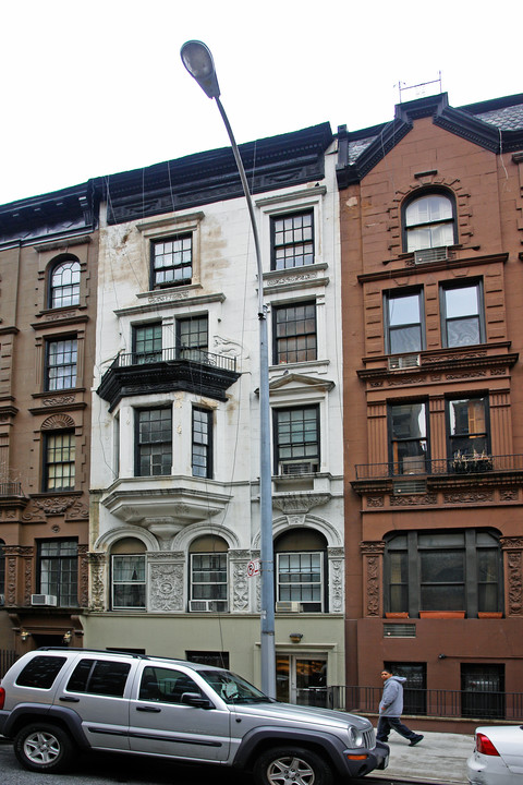 122 W 71st St in New York, NY - Building Photo