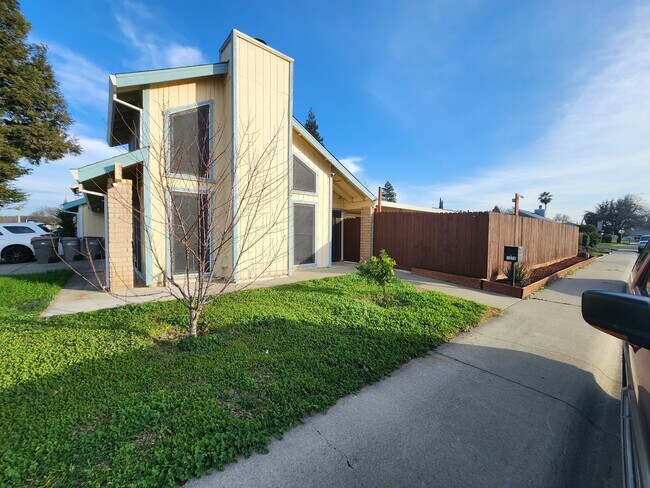 1376 Eaglerock Pl in Woodland, CA - Building Photo - Building Photo