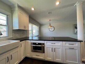 1 Cliftwood Dr in Halesite, NY - Building Photo