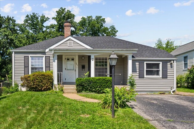 647 Selma Ave in Webster Groves, MO - Foto de edificio - Building Photo
