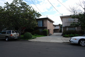 745 Chestnut St in San Carlos, CA - Building Photo - Building Photo