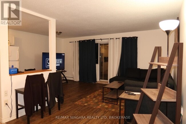 242 Oakdale Ave in St Catharines, ON - Building Photo - Building Photo