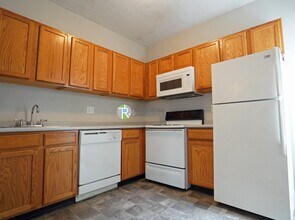 23 Maple St, Unit 4 in Watertown, MA - Building Photo - Building Photo