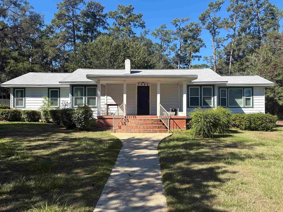 3022 Livingston Rd in Tallahassee, FL - Building Photo
