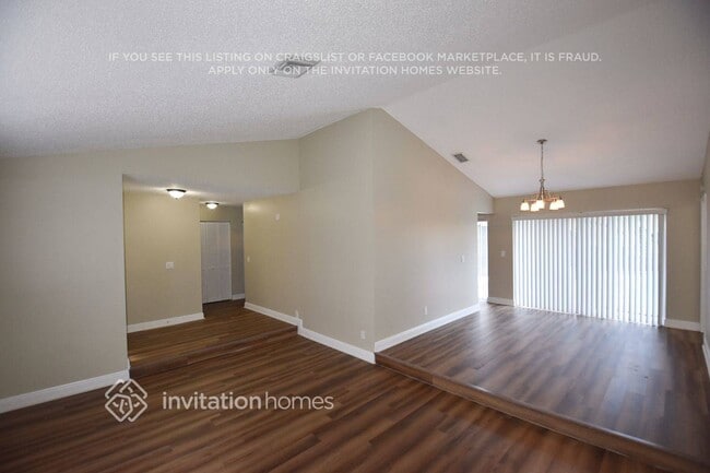 4998 NW 5th Ave in Boca Raton, FL - Foto de edificio - Building Photo