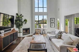 720 Huntley Dr in West Hollywood, CA - Building Photo - Building Photo