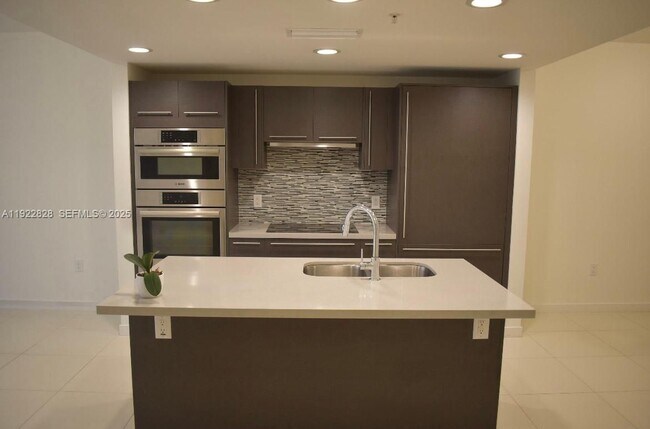 7661 NW 107th Ave in Doral, FL - Foto de edificio - Building Photo