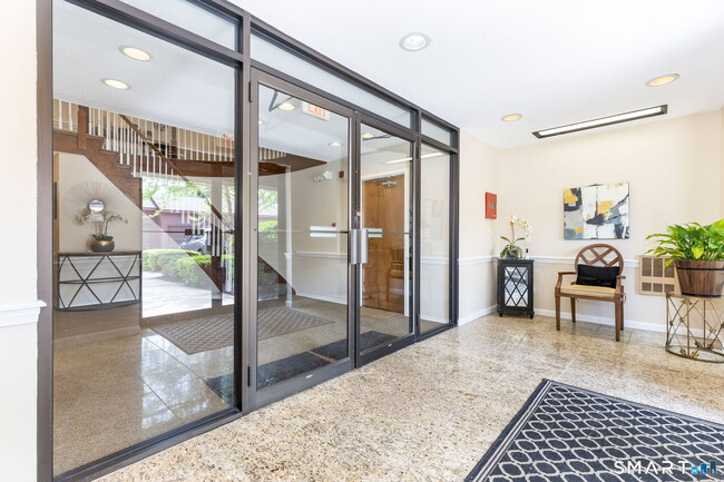 25 Stanley St in West Hartford, CT - Building Photo - Building Photo