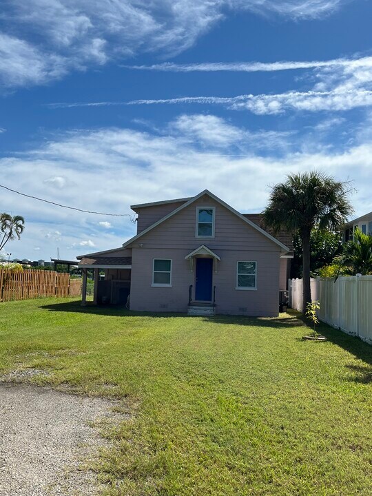 412 Riverside Dr in Tarpon Springs, FL - Building Photo