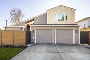 714 E Charleston Rd in Palo Alto, CA - Building Photo