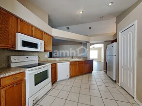 12515 Lake Vista Dr in Gibsonton, FL - Foto de edificio - Building Photo