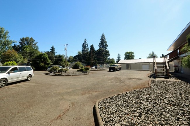 Sweetbriar Apartments in Sweet Home, OR - Foto de edificio - Building Photo