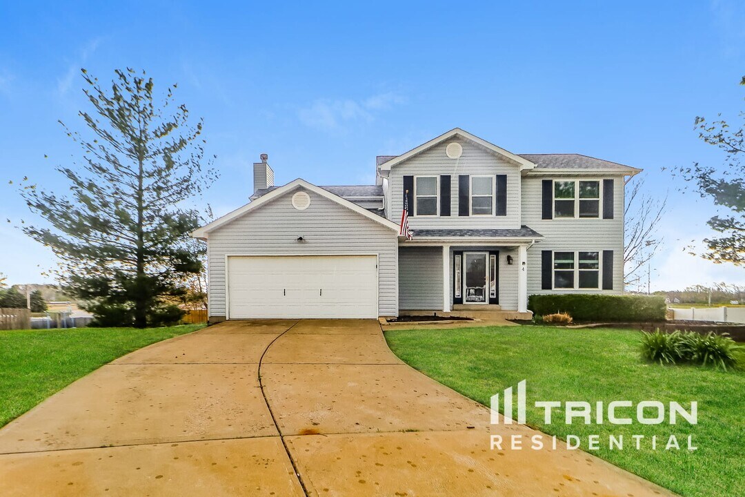 4 Sapphire Ct in O'Fallon, MO - Foto de edificio