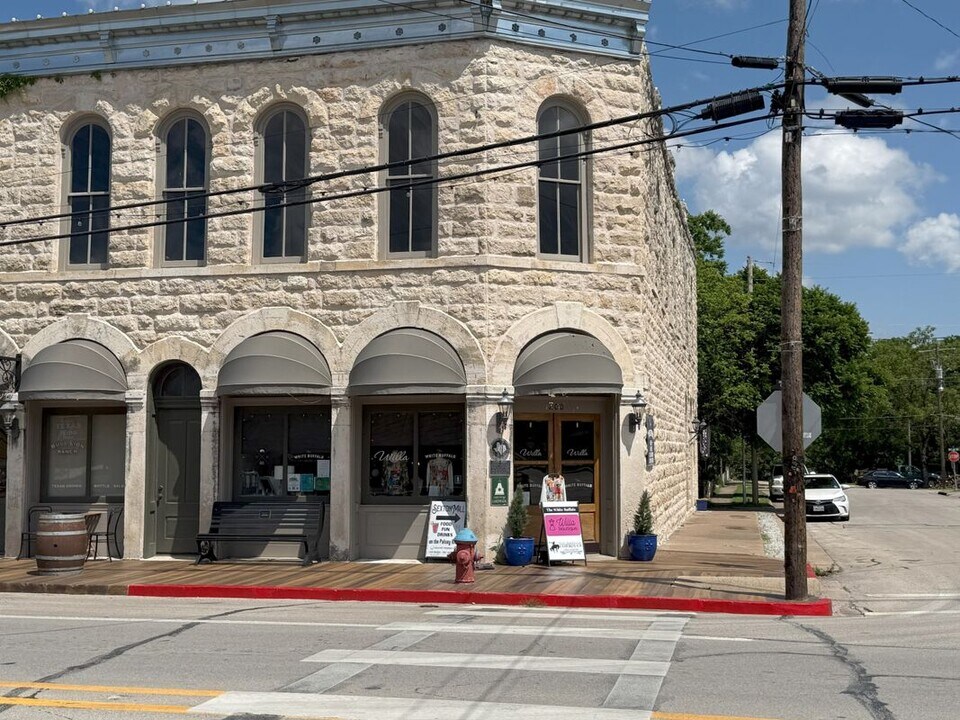 200 NE Barnard St in Glen Rose, TX - Building Photo