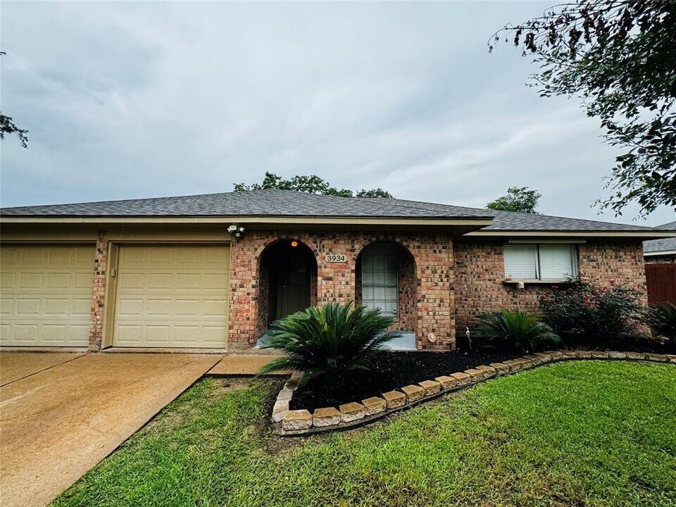 3934 Thistlewood Dr in Pasadena, TX - Building Photo