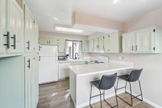 1050 S Monaco St Pkwy in Denver, CO - Building Photo - Building Photo