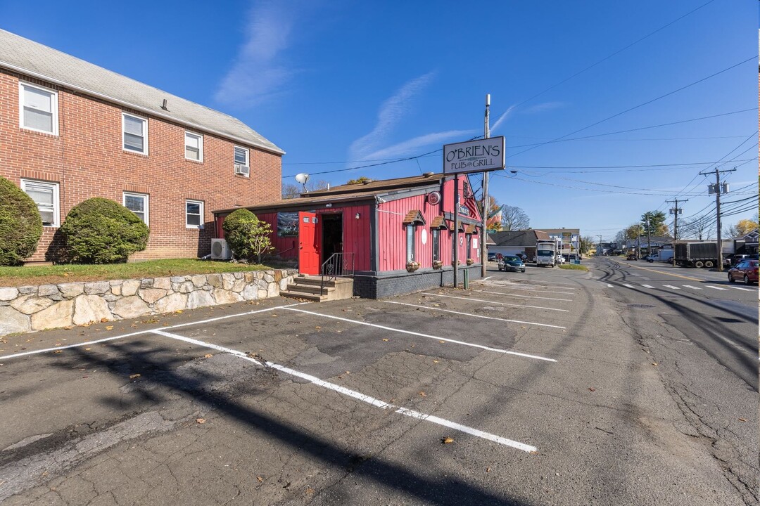 83 Lake Ave in Danbury, CT - Building Photo