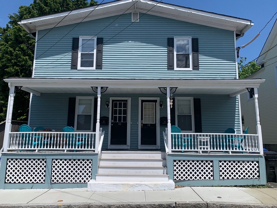 16 Grafton St in Newport, RI - Foto de edificio