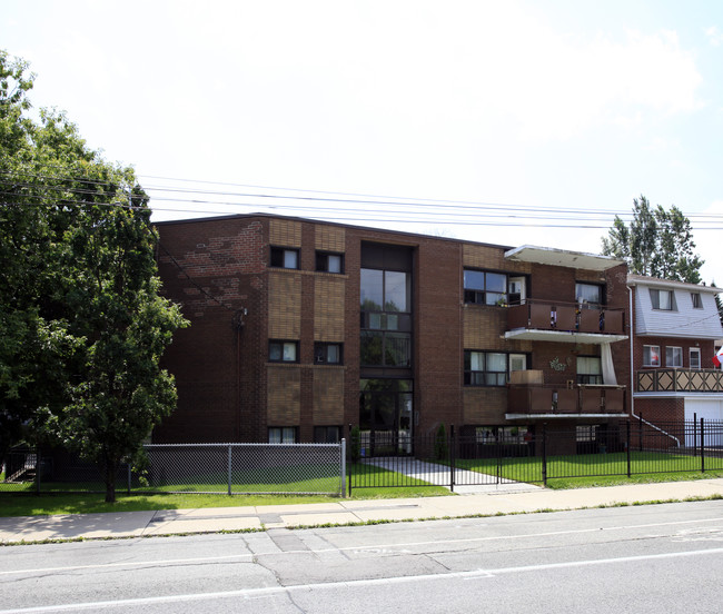 1981 Dundas St E in Toronto, ON - Building Photo - Building Photo