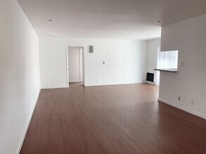 SM in Los Angeles, CA - Foto de edificio - Building Photo