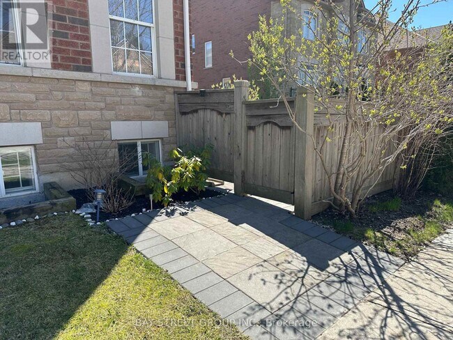 68 Green Meadows Cir in Toronto, ON - Building Photo - Building Photo