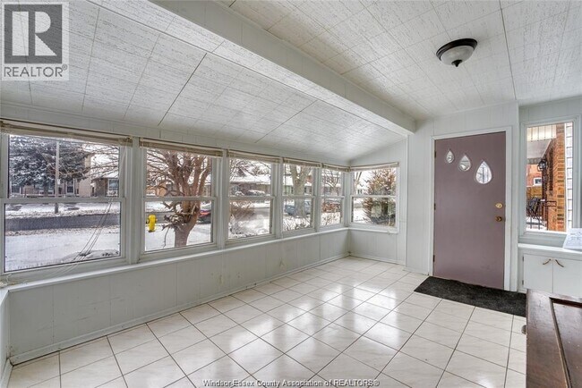 1062 Howard Ave in Windsor, ON - Foto de edificio - Building Photo