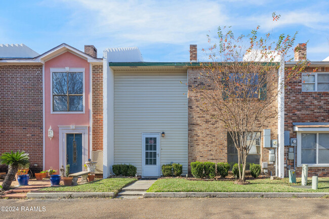 305 Halcott Dr in Lafayette, LA - Building Photo - Building Photo