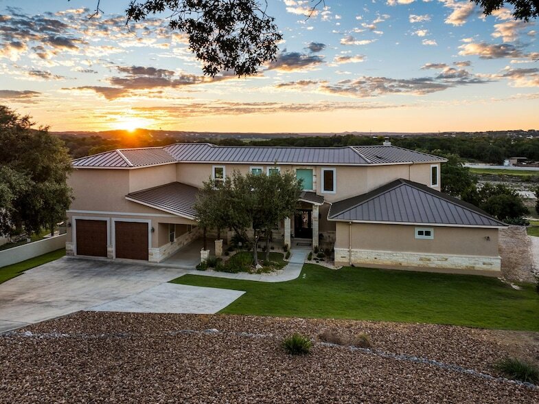 1472 Kings Cove Dr in Canyon Lake, TX - Building Photo