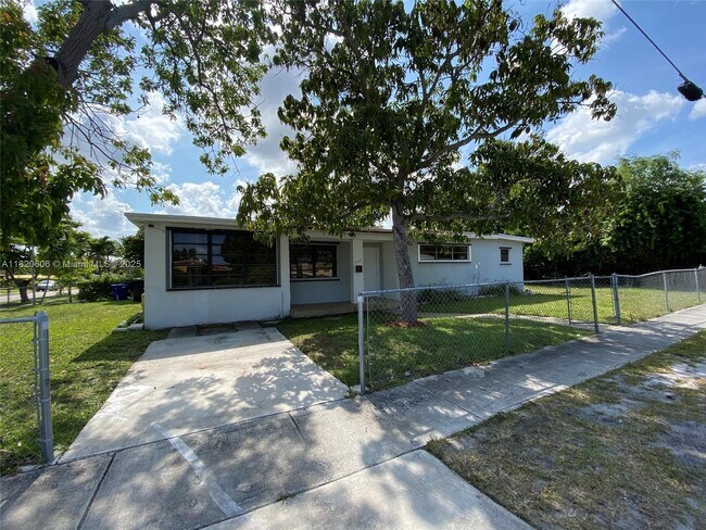 15660 NE 15th Ave in North Miami Beach, FL - Building Photo - Building Photo