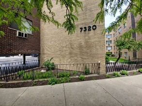 7320 N Rogers Ave in Chicago, IL - Building Photo - Building Photo