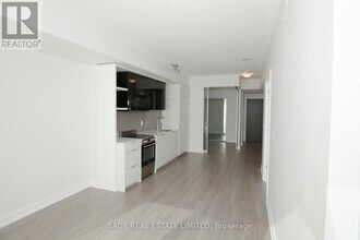 6 Parkwood Ave in Toronto, ON - Building Photo - Building Photo