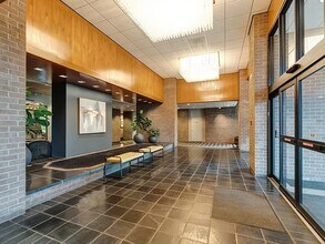 1800 Old Meadow Rd, Unit #1520 in McLean, VA - Foto de edificio - Building Photo
