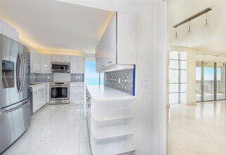 881 Ocean Dr in Key Biscayne, FL - Building Photo - Building Photo