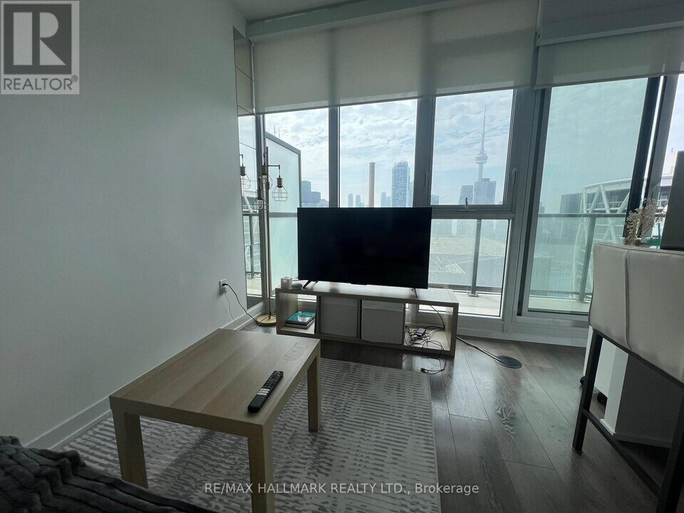 426 University Ave in Toronto, ON - Building Photo