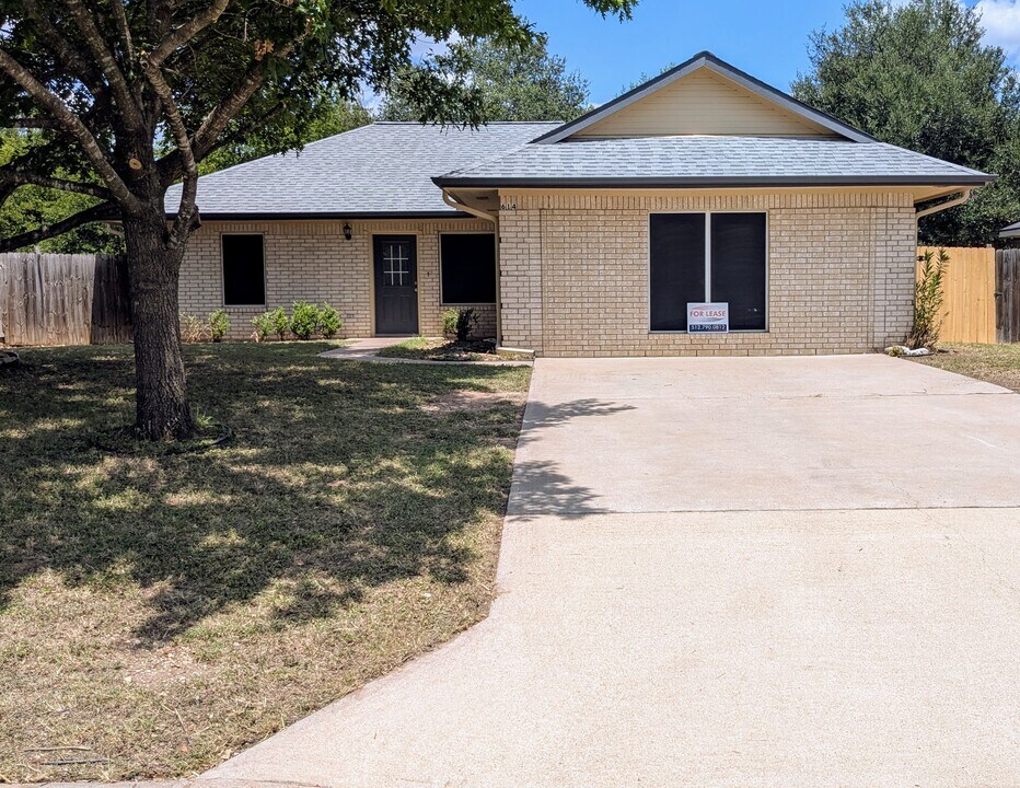 614 Bent Wood Dr in Leander, TX - Building Photo
