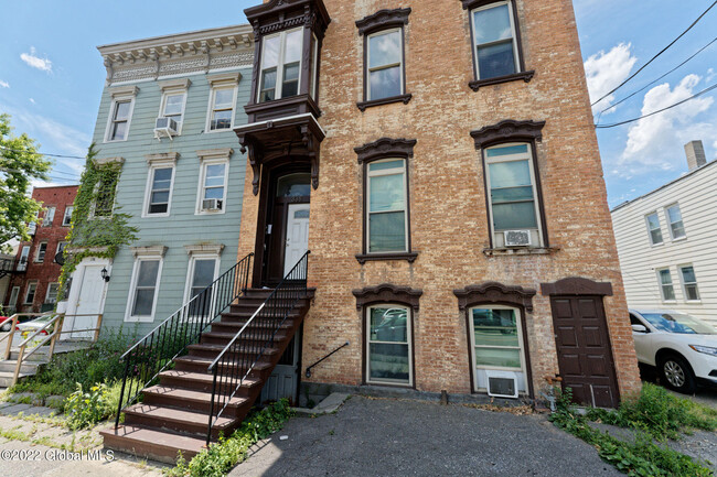 338 Washington Ave-Unit -Basement Unit in Albany, NY - Building Photo - Building Photo