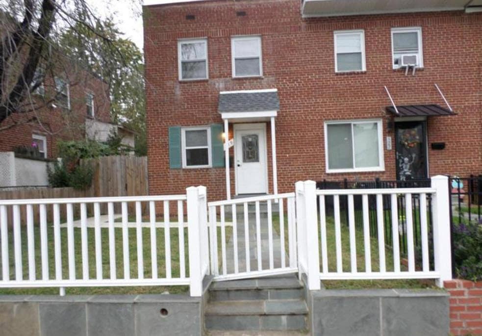 129 W Reed Ave in Alexandria, VA - Building Photo