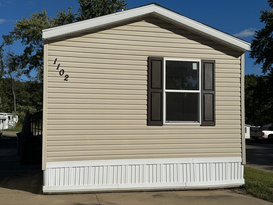 1102 Mary E Ln in Battle Creek, MI - Building Photo