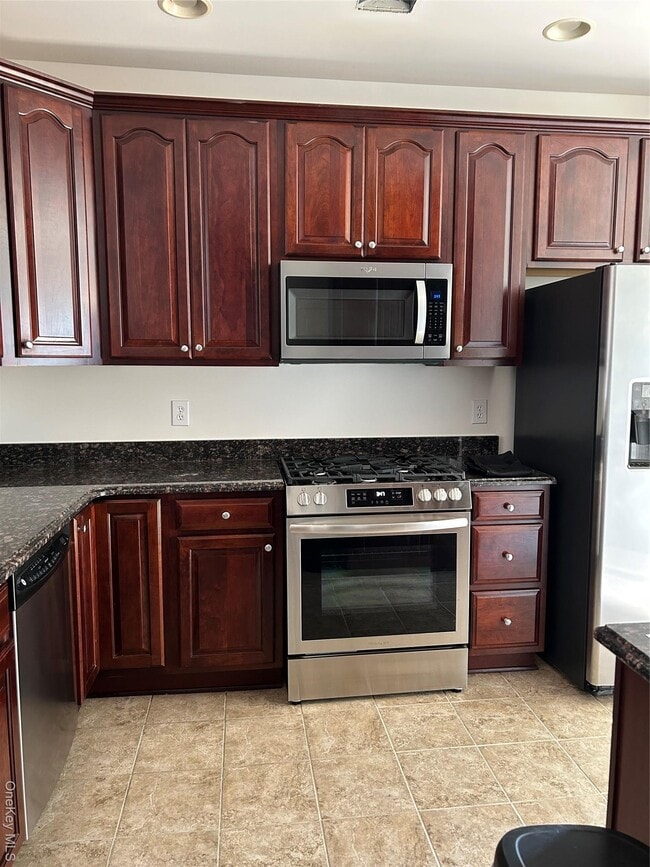 199 Somerset Dr in Massapequa, NY - Foto de edificio - Building Photo