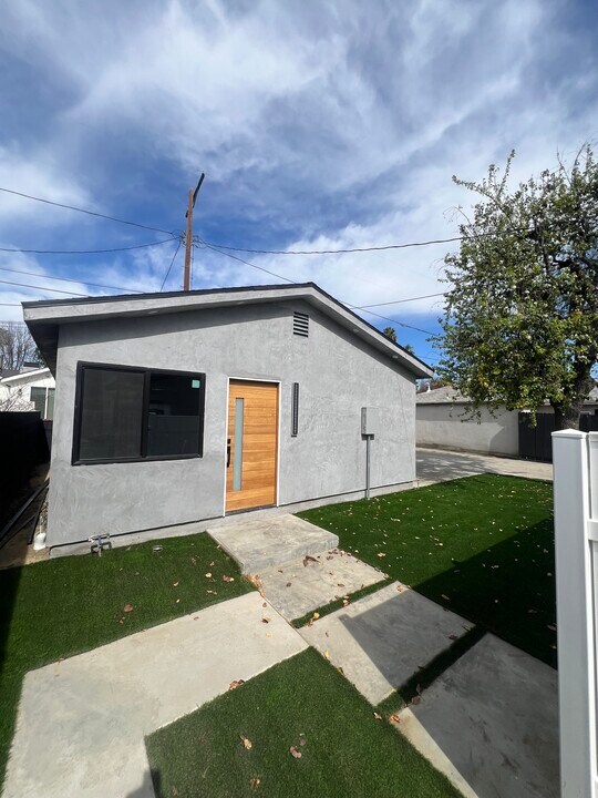 13933 Valerio St in Los Angeles, CA - Building Photo