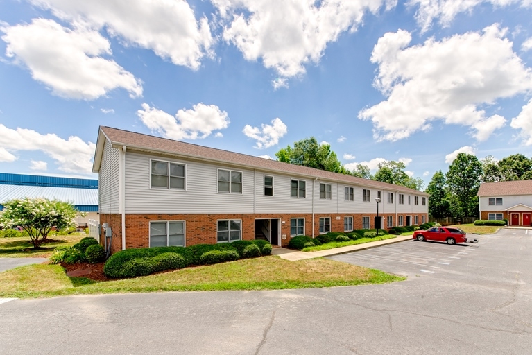 Oak Hill Square in Gastonia, NC - Building Photo