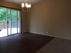 105 Duesenberg Dr in Conrad, IA - Building Photo - Building Photo