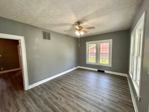 495 Jamestown St in Russell Springs, KY - Building Photo - Building Photo