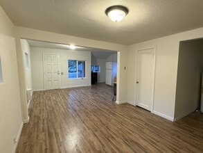 173 SE Lane Ave in Roseburg, OR - Building Photo - Building Photo