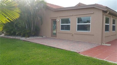 7125 NW 107th Ave in Tamarac, FL - Building Photo - Building Photo