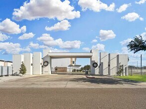10902 International Blvd in Laredo, TX - Building Photo - Building Photo