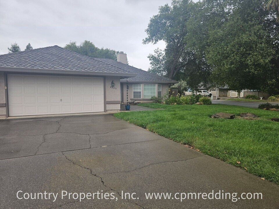 2323 Castlewood Dr in Redding, CA - Foto de edificio