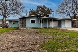 1002 Sumner Dr in San Antonio, TX - Foto de edificio - Building Photo