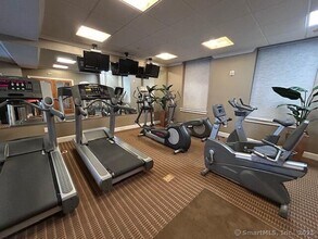 850 E Main St in Stamford, CT - Building Photo - Building Photo