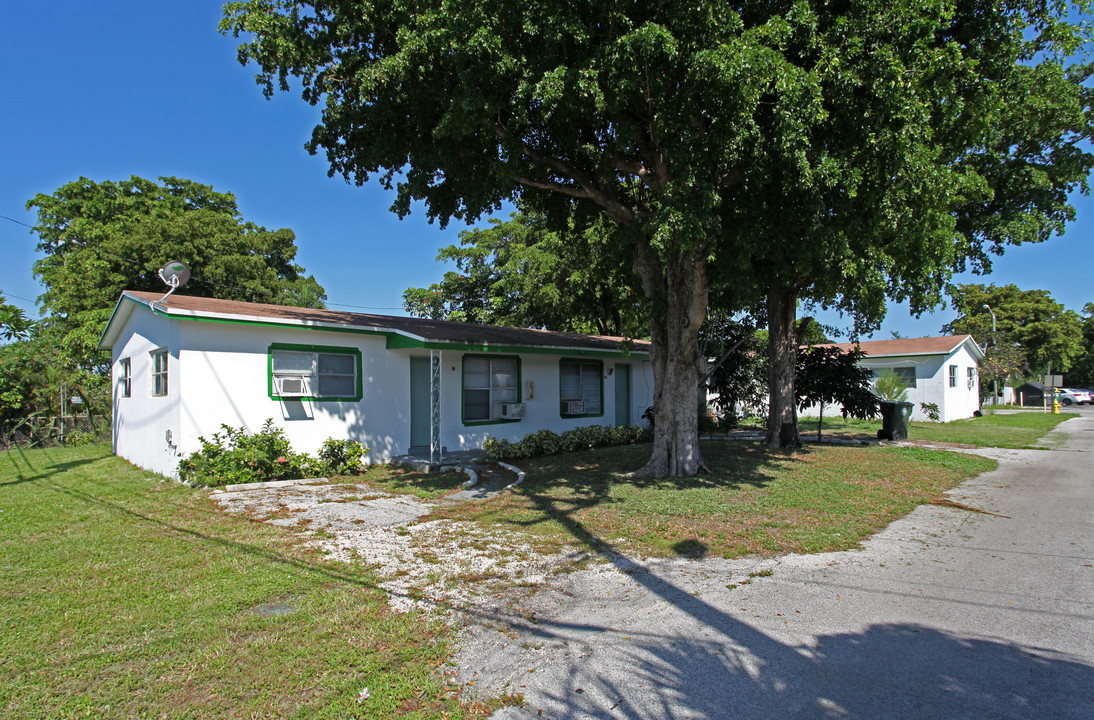 60 NW 39 St in Oakland Park, FL - Building Photo